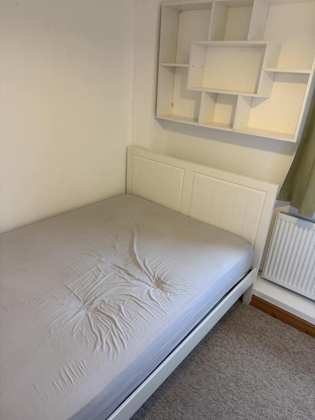 Room available in Windsor drive  Main Photo