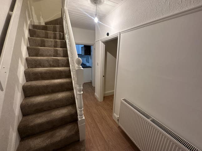 84SR 🏡 Beautifully Renovated 3-Bedroom Home Main Photo
