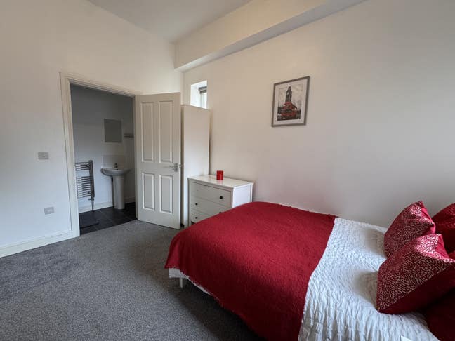 🏡Renovated Modern En-suite Rooms• LE2 • Bills Inc Main Photo