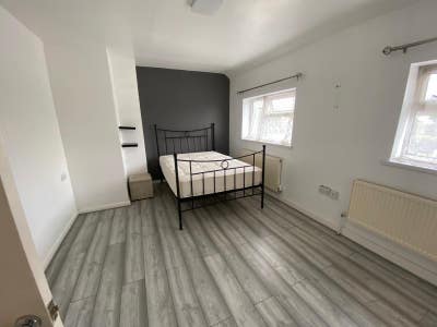 Double room on rent in 4 bedroom house Main Photo