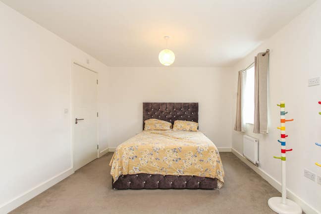 Spacious Ensuite Double Bedroom Available for Rent Main Photo