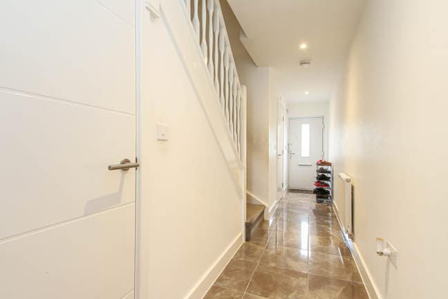 Spacious Ensuite Double Bedroom Available for Rent Main Photo