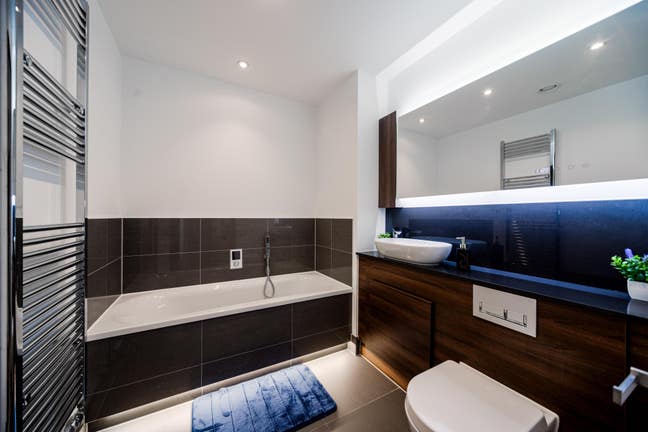 Oasis Dartford flat with 2 Bath Free parking /Wifi Main Photo