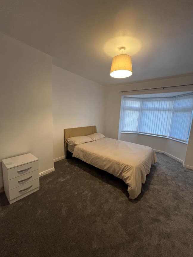 Spacious room available in newly renovated house Main Photo