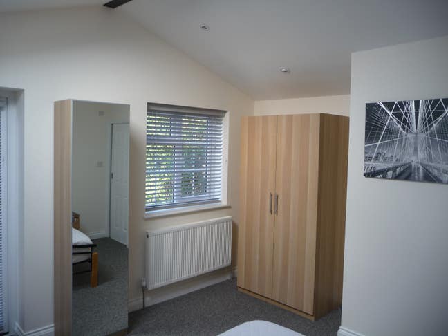 Modern, large and bright double ensuite room  Main Photo
