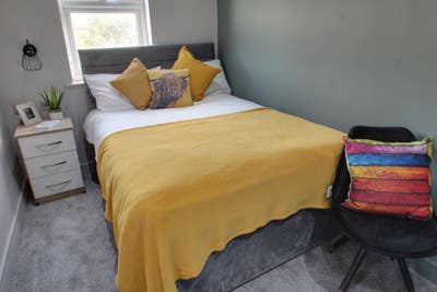 Hassle‑free modern room for working professionals  Main Photo