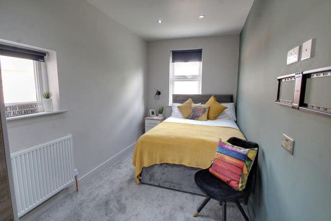 Hassle‑free modern room for working professionals  Main Photo