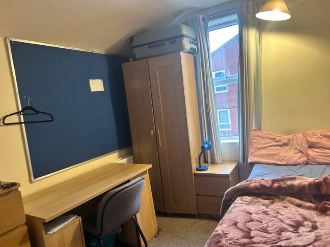 One room in a shared apartment available  Main Photo