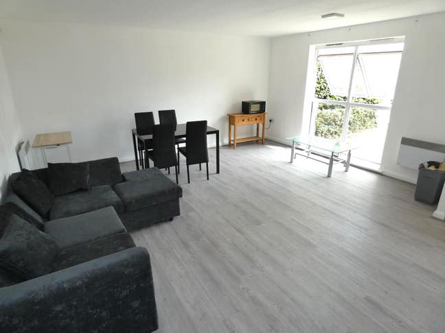 Stunning two bed flat with parking E15  Main Photo