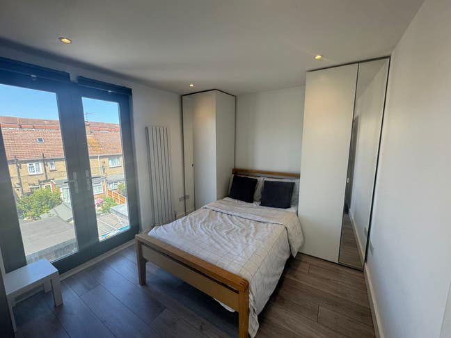 Room Available in 4 Bedroom House London NW10 Main Photo