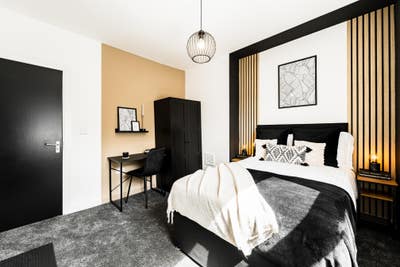 Spacious Ensuite Room - female preferred Main Photo
