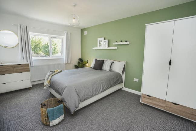 Spacious Dual-Aspect Large Bedroom in Donnington Main Photo