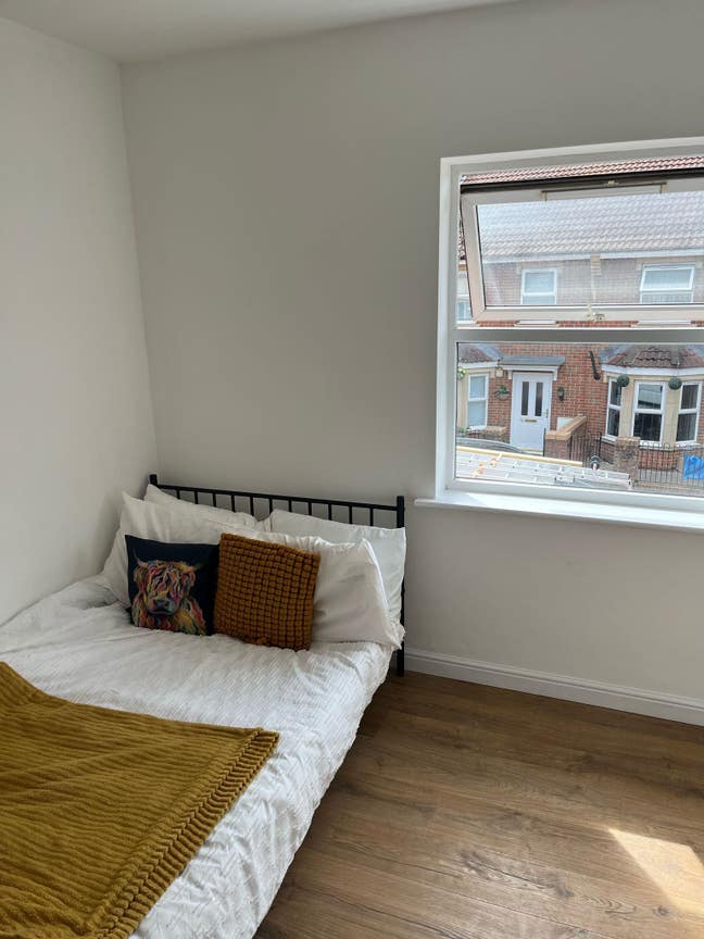 Stylish 3-Bed Flat in Easton – Newly Refurbished & Main Photo