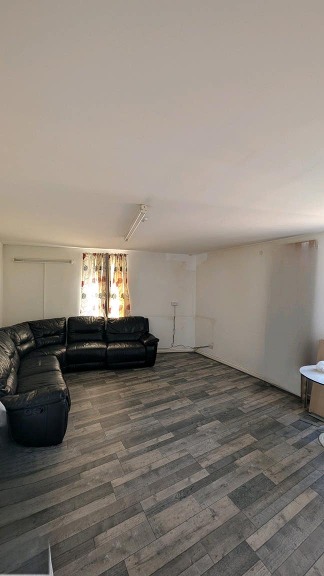 Spacious 3 bed property near Leeds city & St James Main Photo