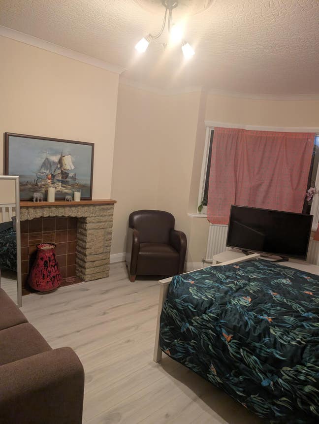 Spacious Room for Rent with View of Charlton Park Main Photo