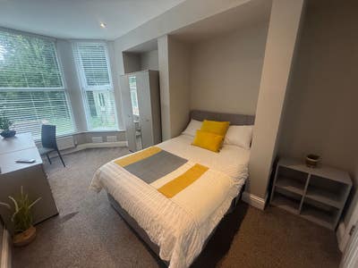 Large new room by Train Station Main Photo