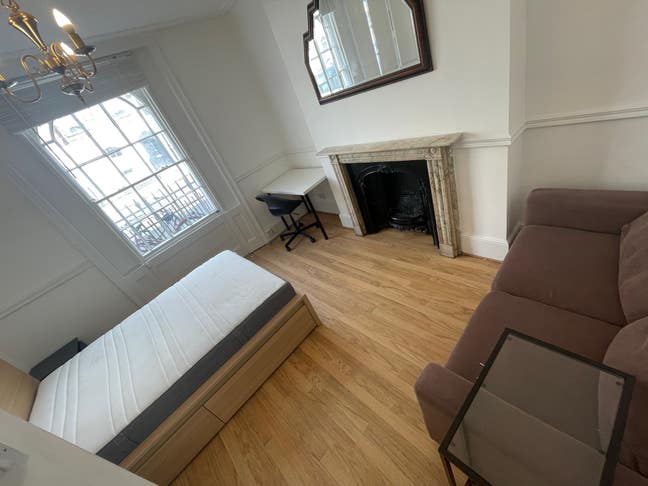 Spacious Double Bedroom in Garden Flat Main Photo