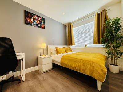Large Luxury Ensuite Room in Staines High Street Main Photo