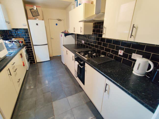 X5 Bedroom/X4 Bathroom Property Available - CV5 Main Photo