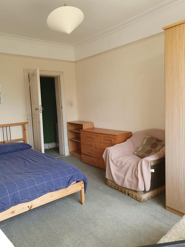 Spacious double room available in SW London Main Photo