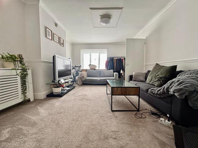 4-Bed Near Swiss Cottage with Garden Main Photo