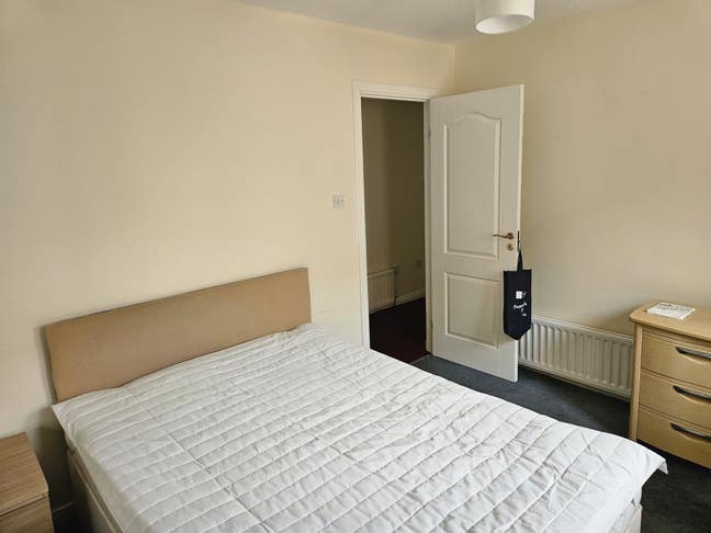 Double room in newly refurbished flat Main Photo
