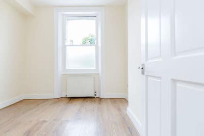 Recently refurbished 3-bedroom flat Main Photo