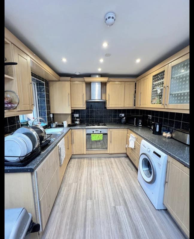 Large double room, couples welcome, furnished Main Photo