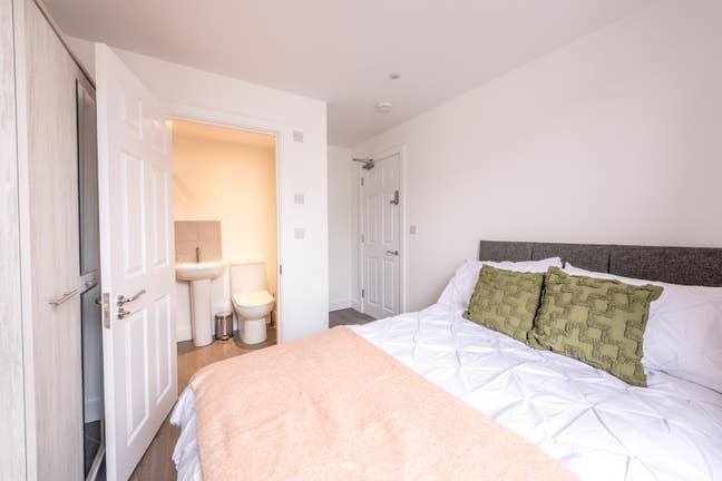 Couples Welcome - Double Ensuite with Balcony! Main Photo