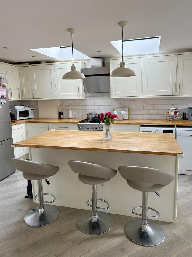 Two double bedrooms available in a lovely house Main Photo
