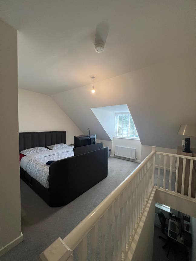 King size bedroom to rent within a shared house. Main Photo