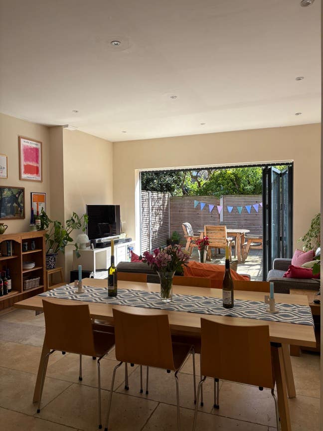 Bow - Room to rent with 3 girls Main Photo