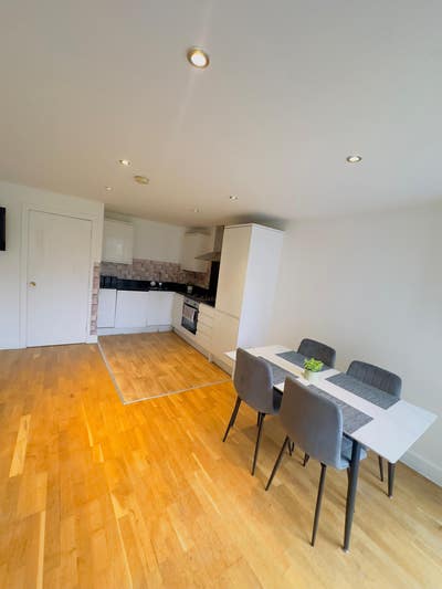 2 Bedroom Modern Apartment  Main Photo