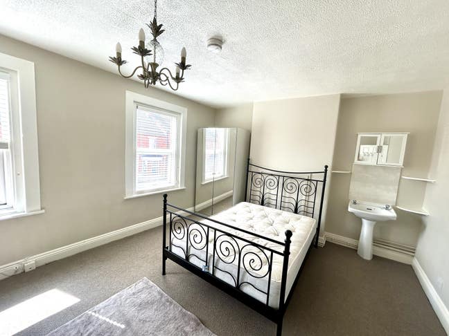 Large double bedroom by hospital and town  Main Photo