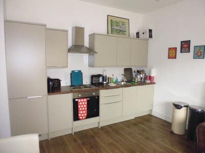 Modern 1-Bedroom Flat with Garden to Let Main Photo