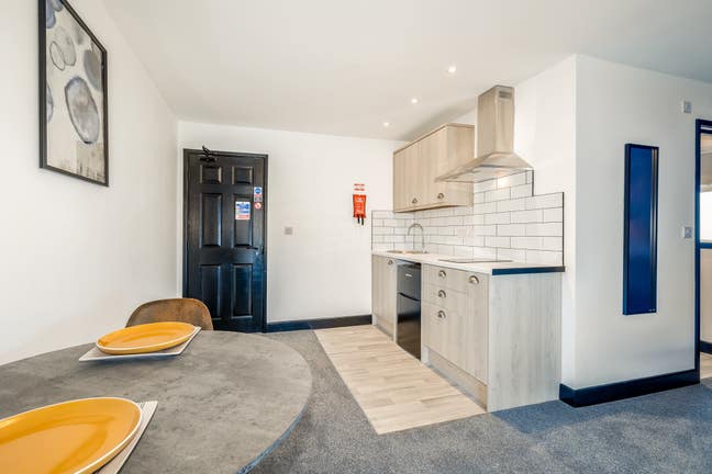 "Spacious Studio Apartment Opposite George Eliot" Main Photo