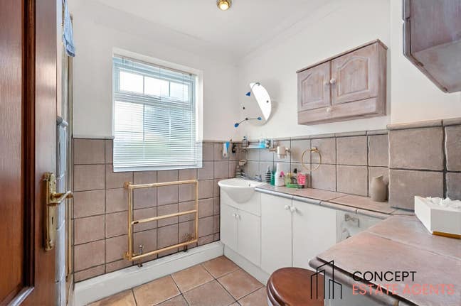 Short Let 3 Bedroom House, Cumberland Close, SW20 Main Photo