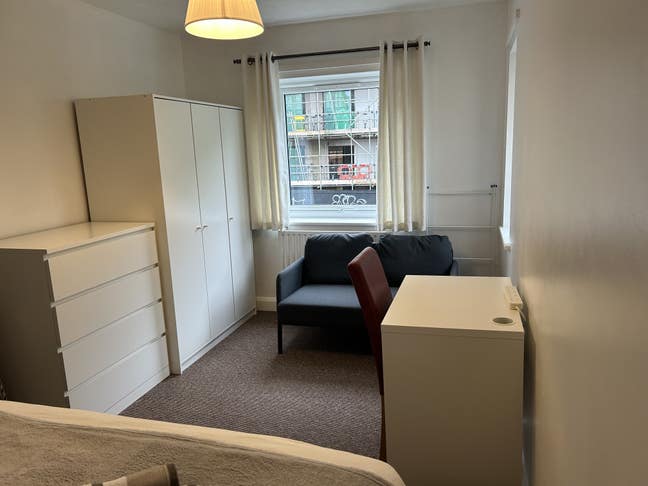 Large furnished room with driveway parking. Main Photo