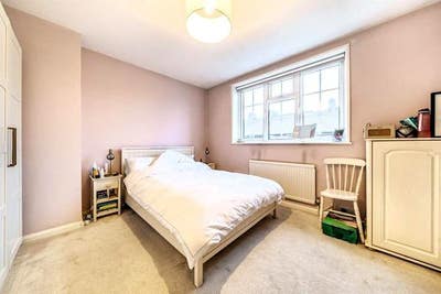 Room to rent in a comfortable 3Bedhouse Main Photo