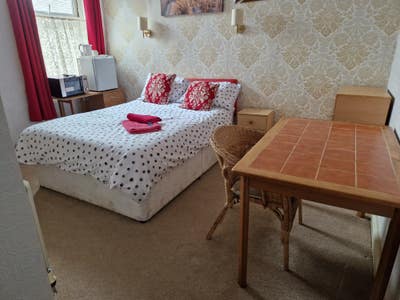 Ensuite room in quiet guest house Main Photo