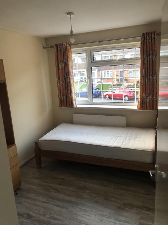 1 x Single room Available Main Photo