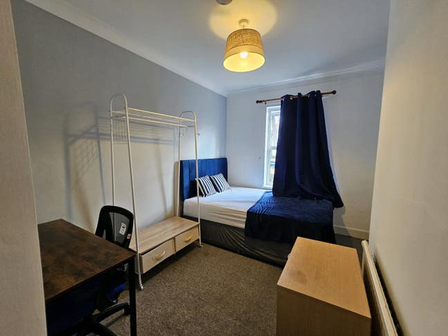 Spacious Double Rooms Available for Professionals Main Photo