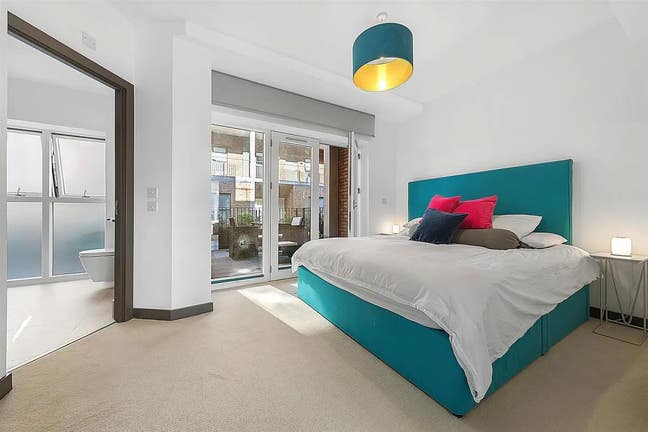 Large En-Suite Room, WalkIn Wardrobe & own Terrace Main Photo