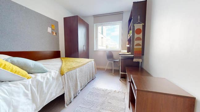 Student room for let - North London Main Photo