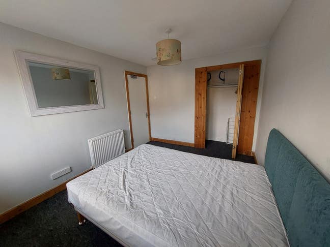 Spacious double bedroom available for Long-term  Main Photo