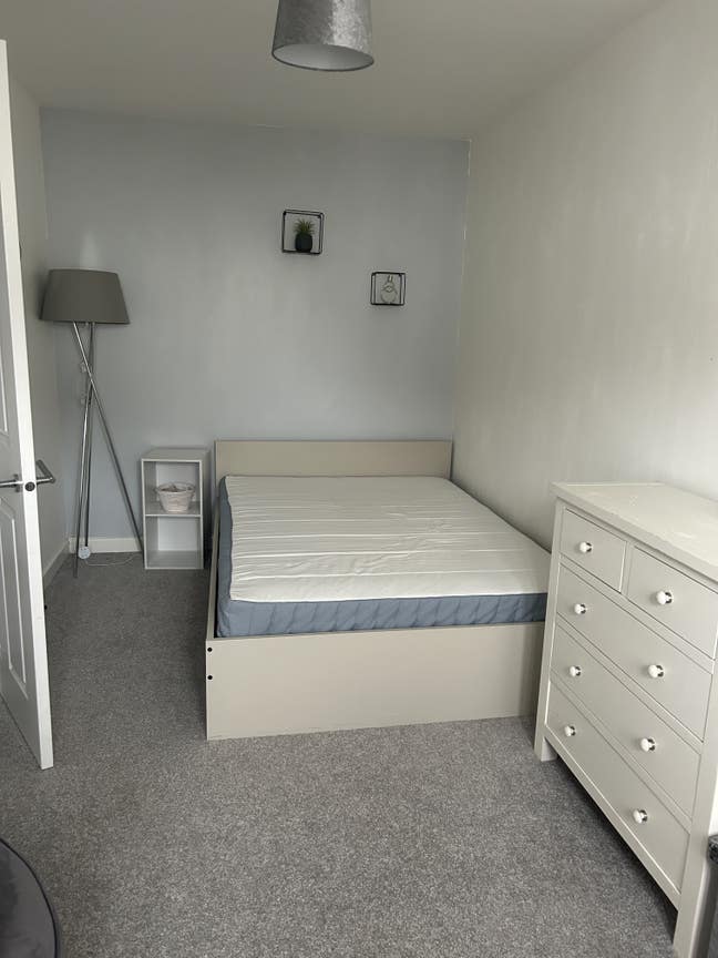 Furnished bedroom for rent in Helston Main Photo
