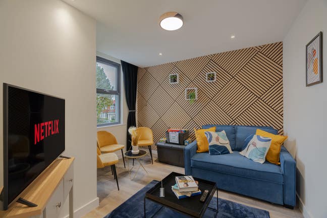 Modern Double Bedrooms Available  Main Photo