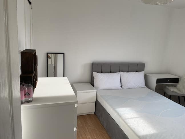 Double room in newly refurbished maisonette  Main Photo