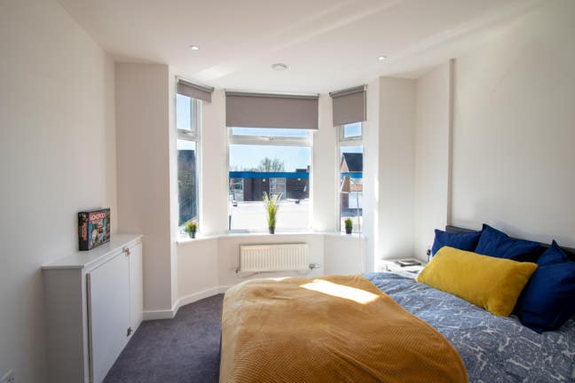 Spacious ensuite room Main Photo