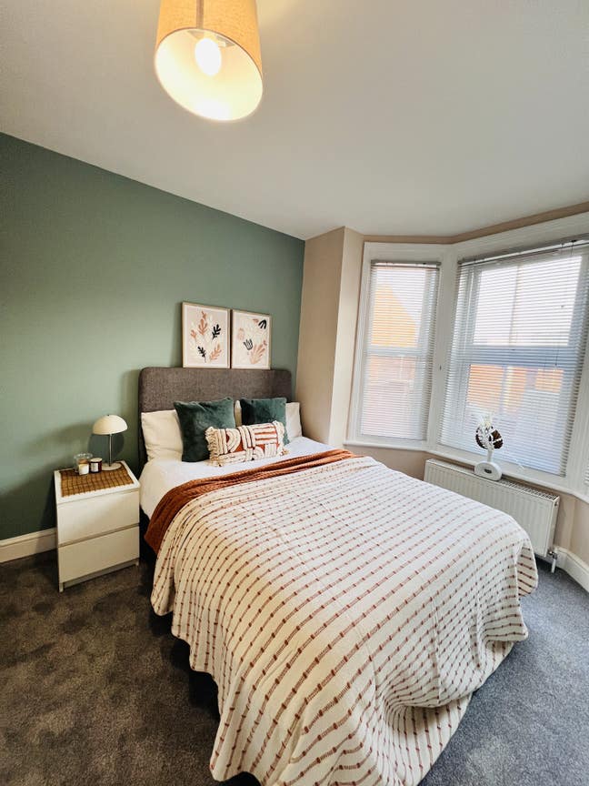 Refurbished 4 bedroom house, town centre location Main Photo